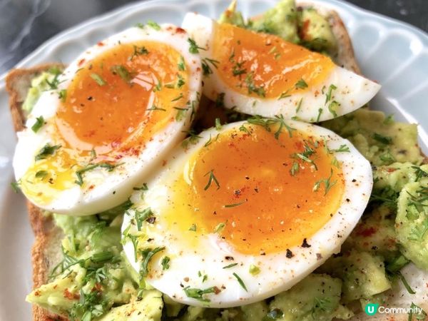 簡單又好食嘅溏心蛋牛油果多士 🥑。我唔太鐘意牛油果本身嘅味所...