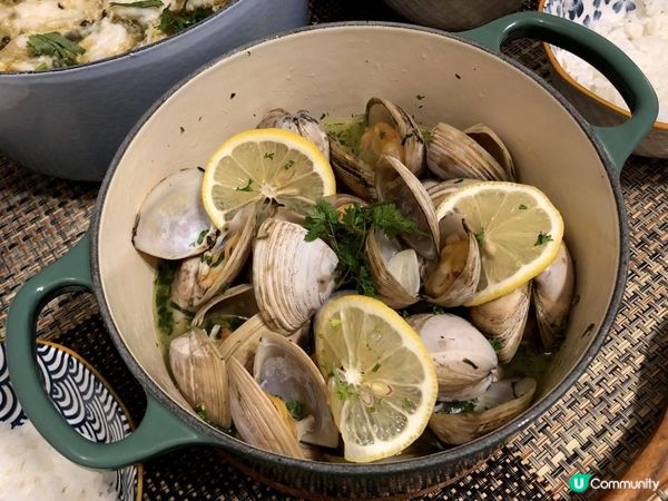 白酒蒜片牛油煮蜆 