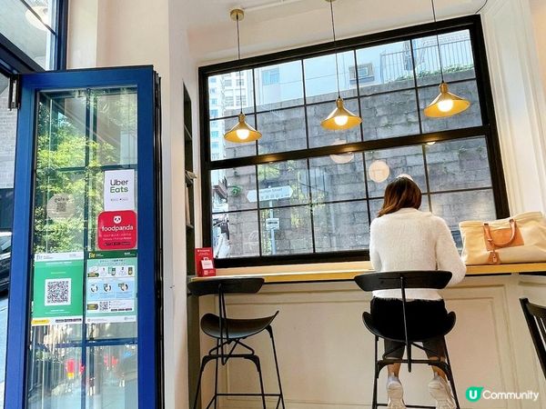 蘇豪區又有新嘅coffee shop進場啦☕️，藍白色餐廳外...