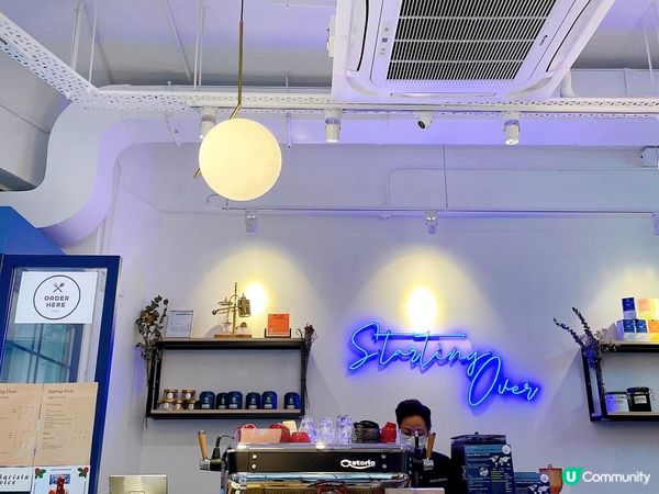 蘇豪區又有新嘅coffee shop進場啦☕️，藍白色餐廳外...