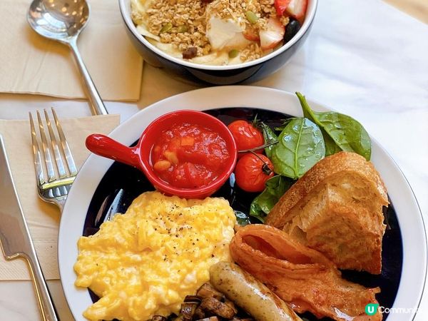 蘇豪區又有新嘅coffee shop進場啦☕️，藍白色餐廳外...