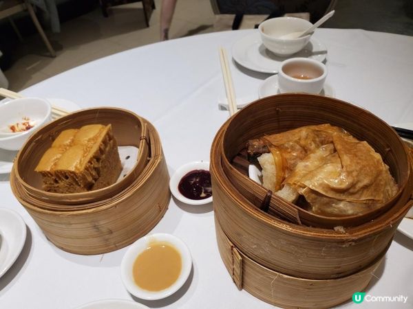 《有傳統點心車的酒樓》