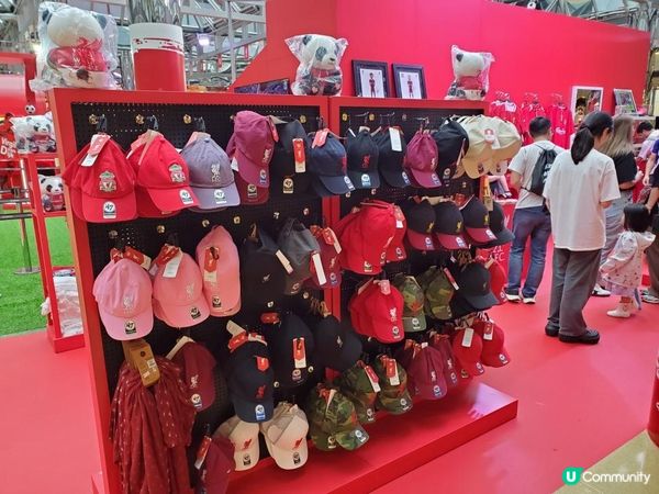 利物浦足球會期間限定店，店内有多款球會官方紀念品，包括24／25賽季官方主場nike球衣，限量發售嘅香港活動限定產品，例如利物浦