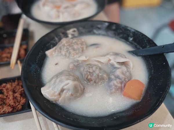 湯㡳濃郁的餃子店  在老舊商場內