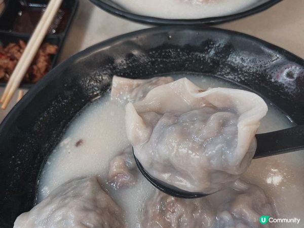 湯㡳濃郁的餃子店  在老舊商場內