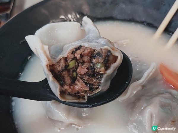 湯㡳濃郁的餃子店  在老舊商場內