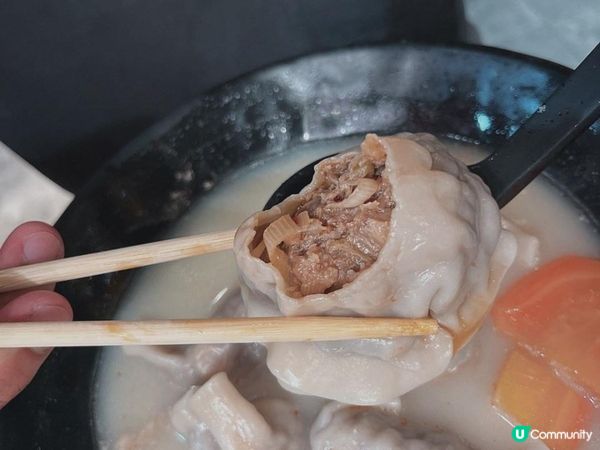 湯㡳濃郁的餃子店  在老舊商場內