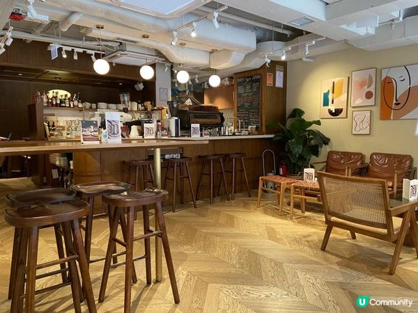 「唔可以錯過」嘅上環隱世咖啡店👍靚到好似日落🌄嘅薑黃Latte☕️鮮甜爽口嘅北極蝦開放式三文治