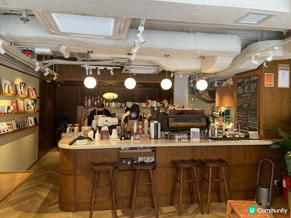 「唔可以錯過」嘅上環隱世咖啡店👍靚到好似日落🌄嘅薑黃Latte☕️鮮甜爽口嘅北極蝦開放式三文治