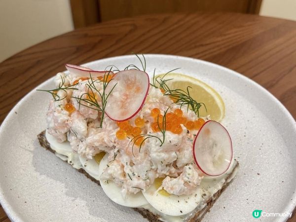 「唔可以錯過」嘅上環隱世咖啡店👍靚到好似日落🌄嘅薑黃Latte☕️鮮甜爽口嘅北極蝦開放式三文治