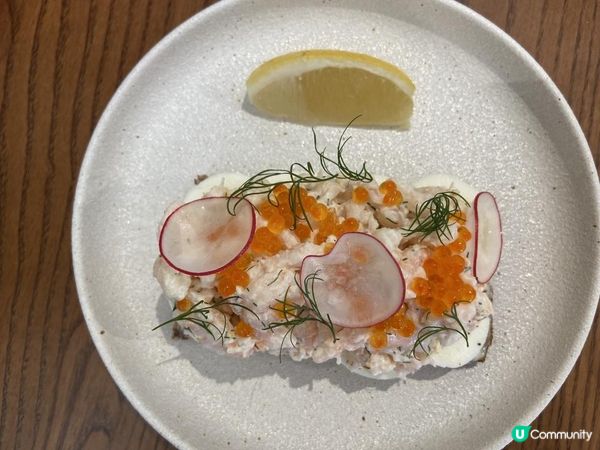 「唔可以錯過」嘅上環隱世咖啡店👍靚到好似日落🌄嘅薑黃Latte☕️鮮甜爽口嘅北極蝦開放式三文治