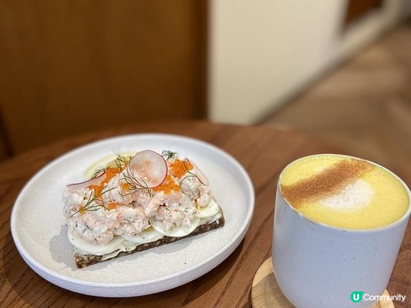 「唔可以錯過」嘅上環隱世咖啡店👍靚到好似日落🌄嘅薑黃Latte☕️鮮甜爽口嘅北極蝦開放式三文治