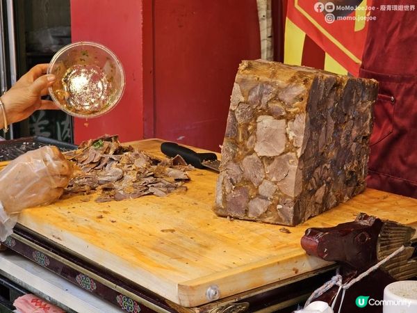 【中國自由行】內蒙古呼和浩特美食地圖📍寬巷子街頭掃街攻略🍢｜地道小吃逐樣試！芝士奶豆腐餅、炸糕、羊肉串、鮮奶皮捲、稀果羹全收錄！