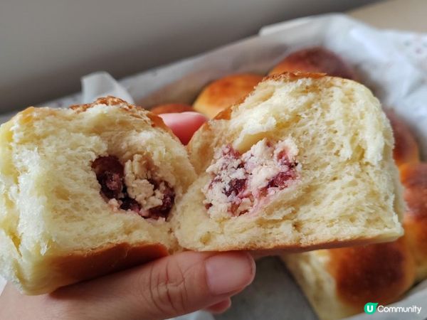 紅莓忌廉芝士餐包