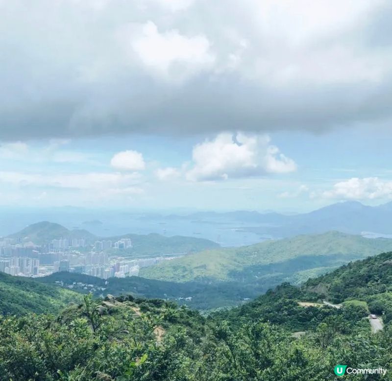 位於大帽山，山峰高957米，是全港最高的山峰，大帽山全經修築...