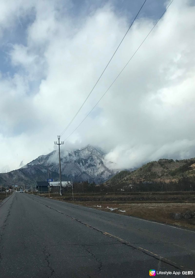 在長野縣的旅程中，初次親身見到雪山，配上藍天白雲，畫面相當美...