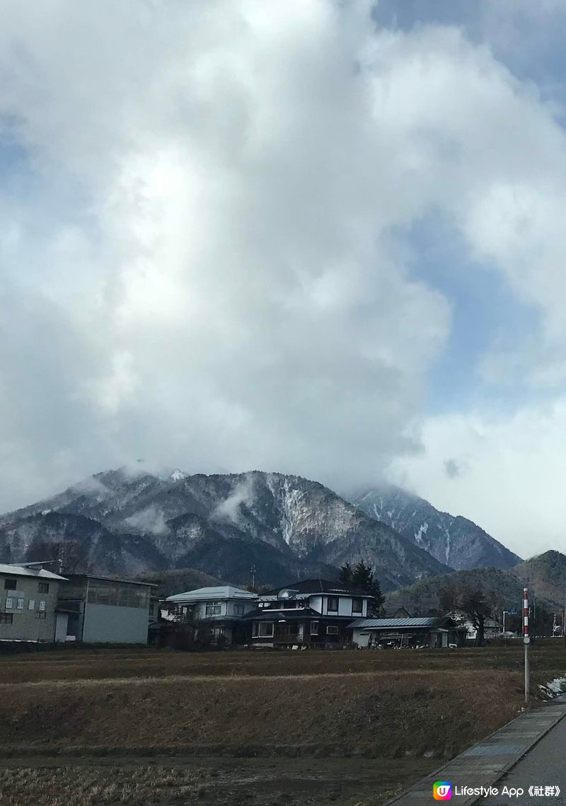 在長野縣的旅程中，初次親身見到雪山，配上藍天白雲，畫面相當美...