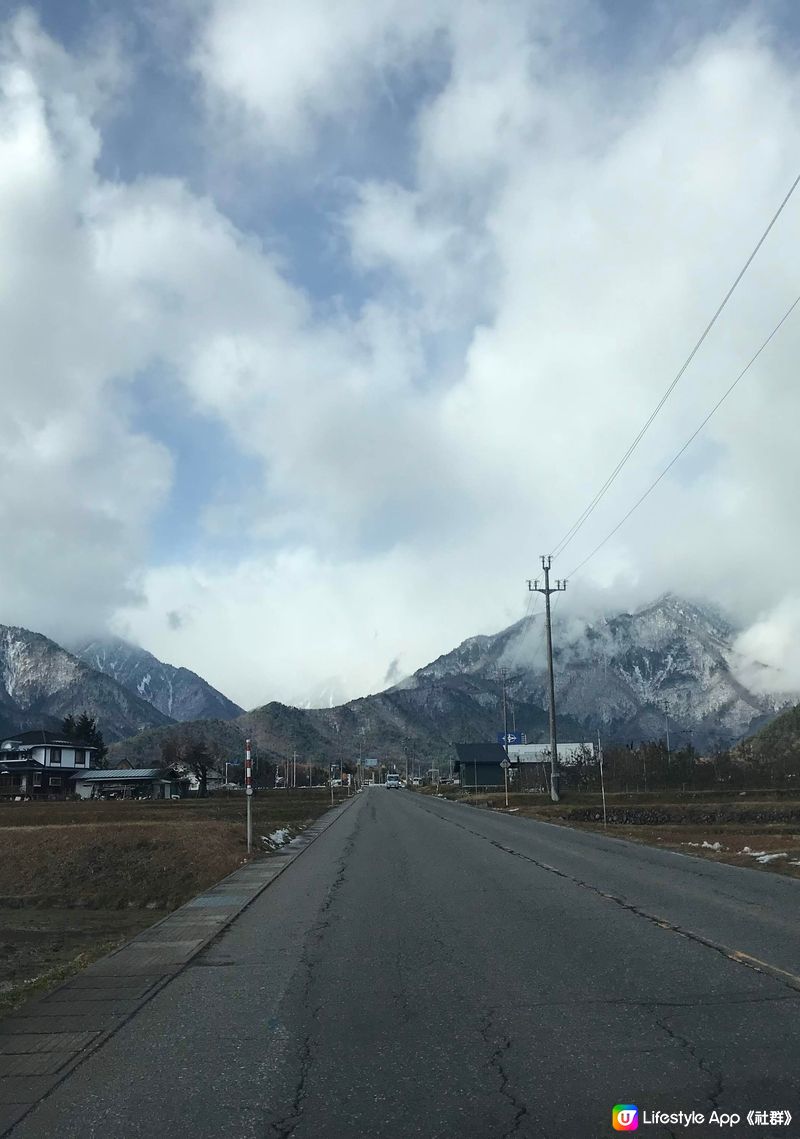 在長野縣的旅程中，初次親身見到雪山，配上藍天白雲，畫面相當美...