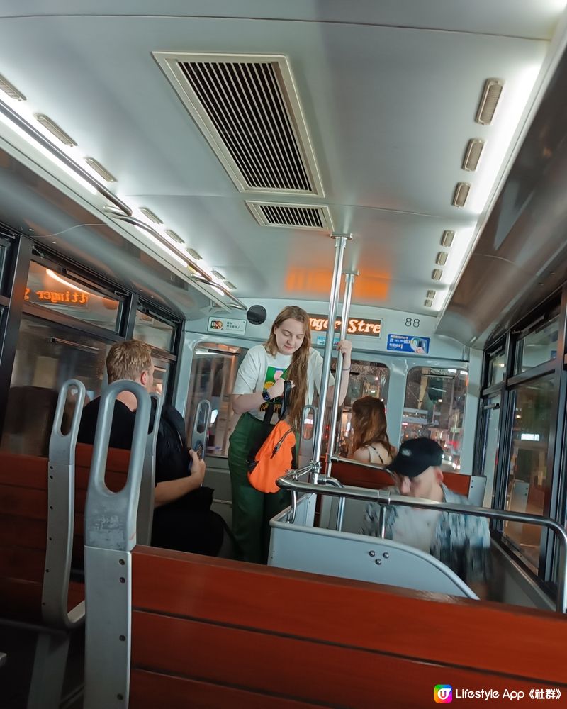 乘坐冷氣電車體驗道地香港風情