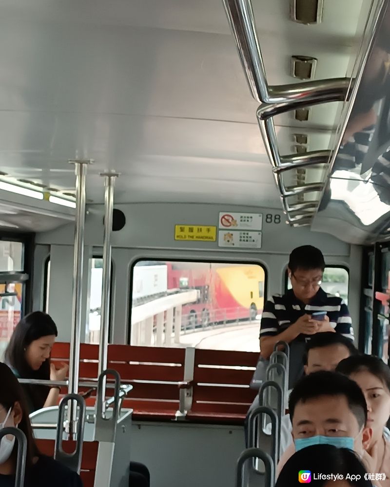 乘坐冷氣電車體驗道地香港風情