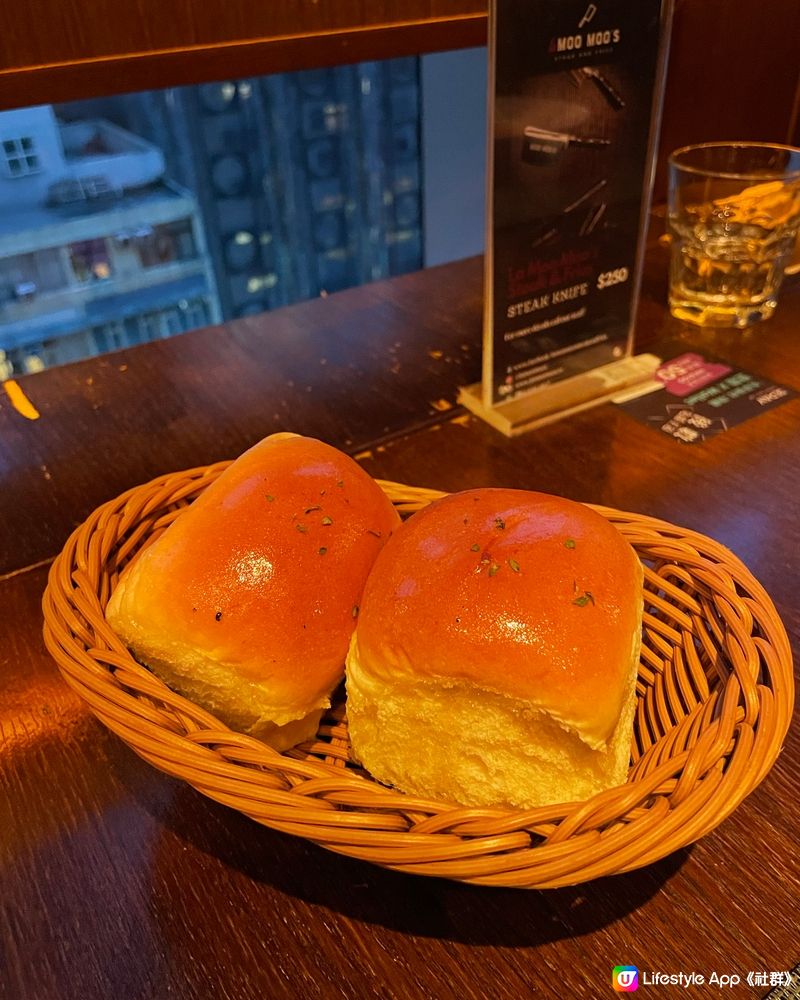 一邊食飯飲嘢，一邊享受現場表演