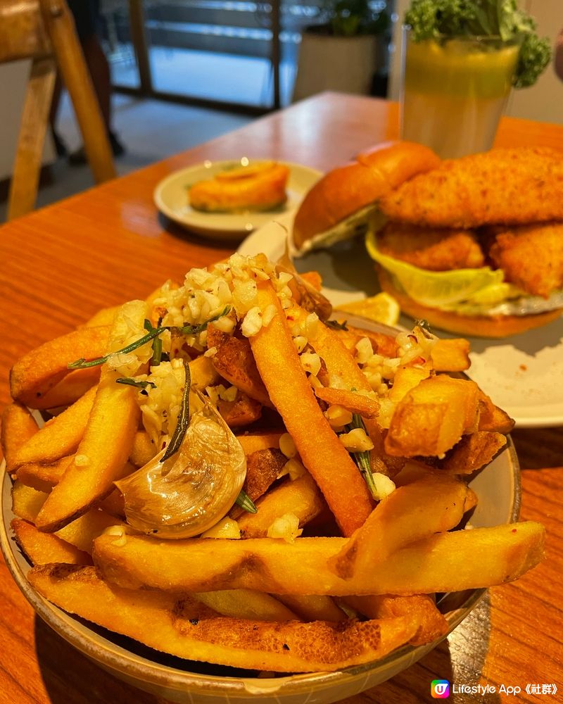 港島 cafe🤤 奶昔足料 蒜香🍟👍魚柳juicy