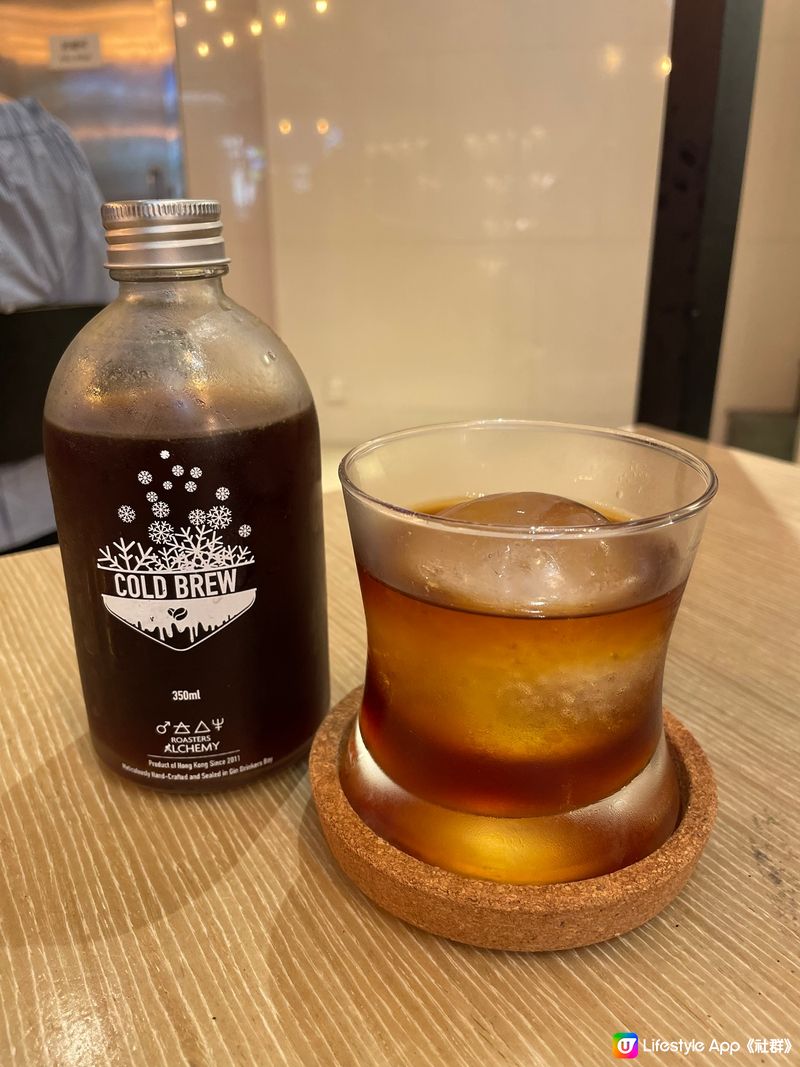 用酒杯再加波波球去配合佢哋品牌嘅Cold Blew，非常玩味...