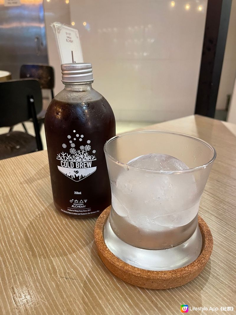 用酒杯再加波波球去配合佢哋品牌嘅Cold Blew，非常玩味...