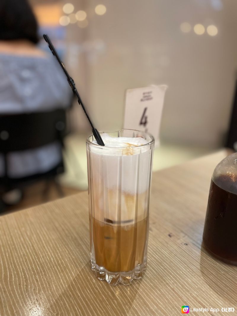 用酒杯再加波波球去配合佢哋品牌嘅Cold Blew，非常玩味...