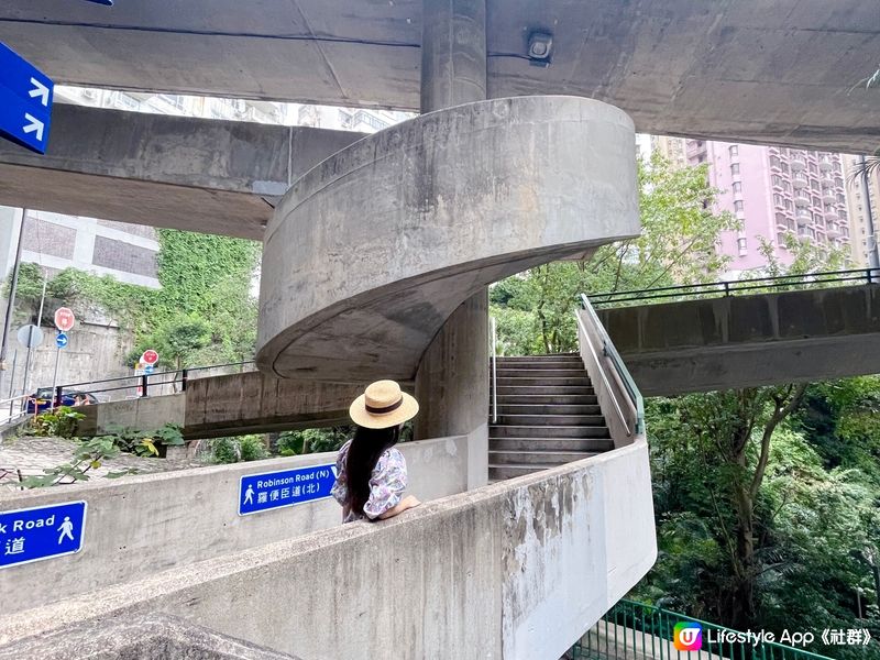 【秘點打卡📸】第一次見這麼設計獨特的雙層天橋～上層是行車天...