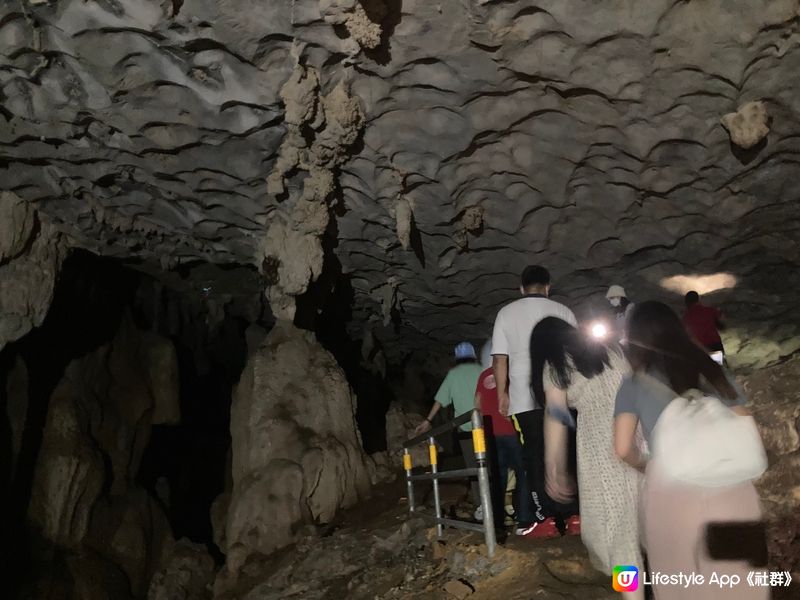 位於古晉石隆門縣，有兩個被列入國家保護區的鐘乳石洞，分別係「風洞 
