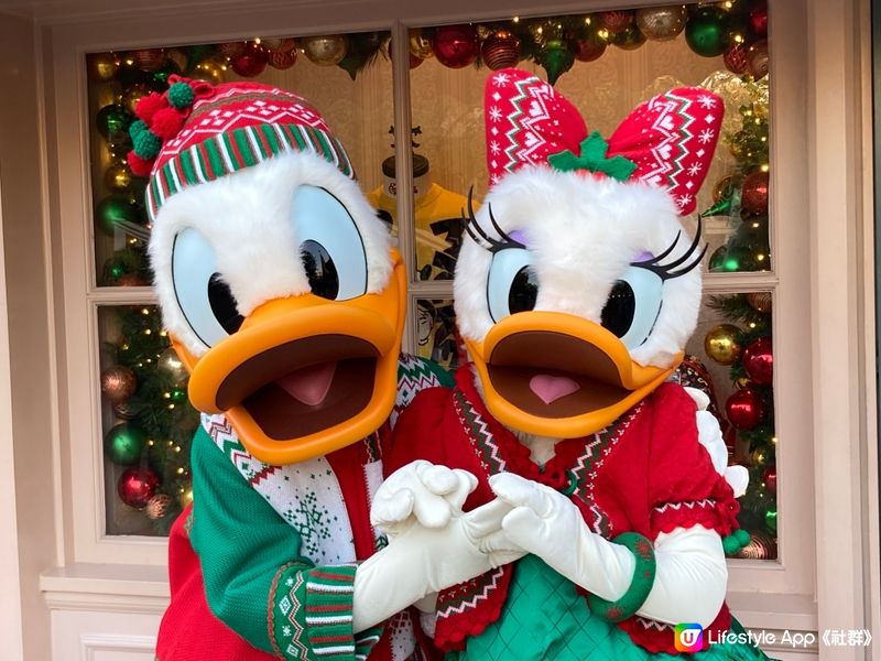 聖誕佳節 Donald Duck同Daisy換上情侶裝一齊甜...