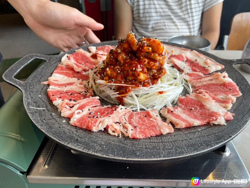 韓國美食，有海鮮煎餅，肥牛八爪魚BBQ鍋, 炸鷄、雪糕及香蕉...