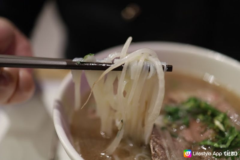 Le Viet 主打新派越菜，菜式做得精緻，價錢抵食足料，越式生牛河、牛油焗大頭蝦、椰青海鮮焗飯及金不換白酒煮蜆都是招牌菜。 THE ONE 消費券優惠 尖沙咀美食攻略 牛肉湯河 法包 串燒 牛腩咖哩